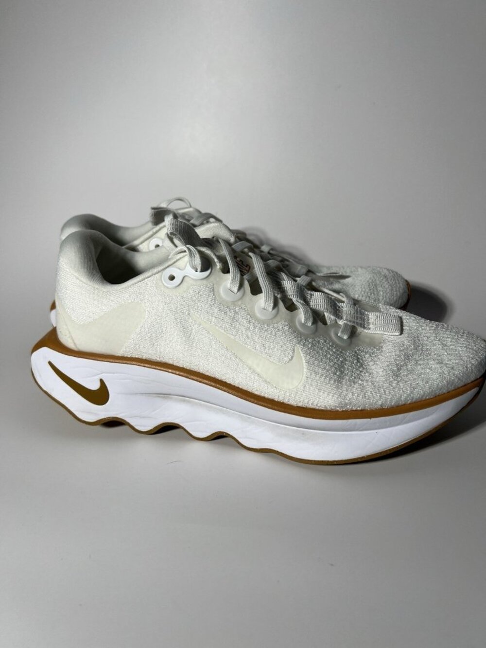 Nike Motiva Men’s 7.5 Women’s 9 White Summit White Wheat Walking Shoes